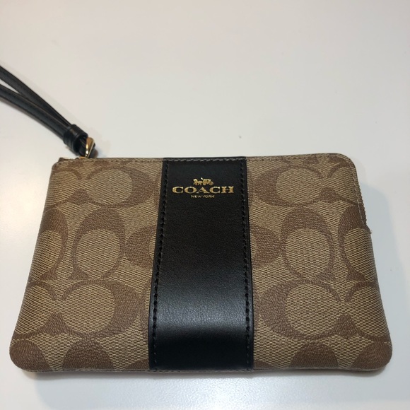 Coach Handbags - New Coach Women’s LEATHER Corner Zip Wristlet